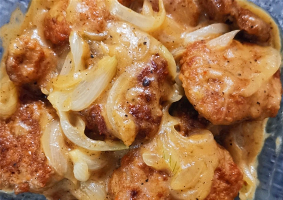 Món bò xay sốt hành tây thơm ngon, giàu dinh dưỡng và có cách làm đơn giản. Ảnh: Allrecipes