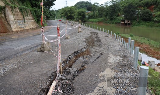 Hiện trạng sụt lún mặt đường tại Km137+660 trên Quốc lộ 70B. Ảnh: Trần Trọng.