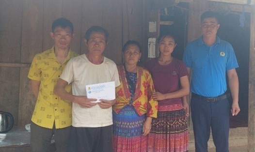 Ông Quàng Văn Trường - Chủ tịch LĐLĐ huyện Nậm Pồ, Điện Biên (áo xanh - bên phải) trao hỗ trợ gia đình công nhân bị nước lũ cuốn tử vong. Ảnh: VT