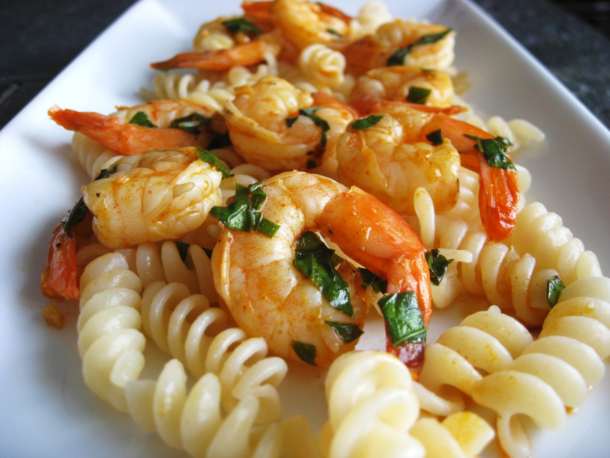 Các bà nội trợ nên loại bỏ chỉ tôm trước khi chế biến. Ảnh: Allrecipes