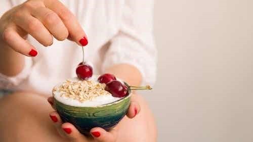 Kết hợp sữa chua với anh đào, sinh tố dâu và hạt chia có thể tạo ra những món ăn sáng nhanh chóng, thơm ngon. Ảnh: Step To Health