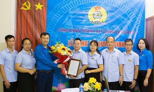 Lãnh đạo Công đoàn ngành Xây dựng Bắc Giang trao quyết định và tặng hoa Ban chấp hành Công đoàn Công ty.