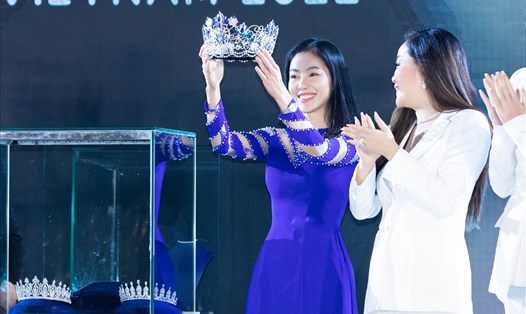 Ban tổ chức Miss World Vietnam công bố vương miện cho tân hoa hậu. Ảnh: SV.