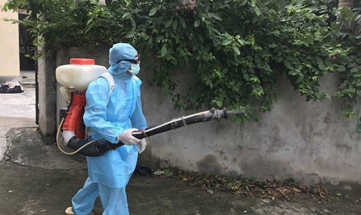 Phun hóa chất diệt muỗi phòng chống sốt xuất huyết tại Hà Nội. Ảnh: HN