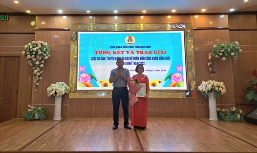 Đại diện LĐLĐ tỉnh Hòa Bình trao giải nhất cho đoàn viên công đoàn Đài Phát thanh và Truyền hình tỉnh Hòa Bình. Ảnh: Khánh Linh