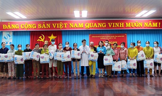 Liên đoàn Lao động tỉnh tặng quà cho đoàn viên, người lao động tại Bệnh viện Sản nhi. Ảnh: Quốc Chính