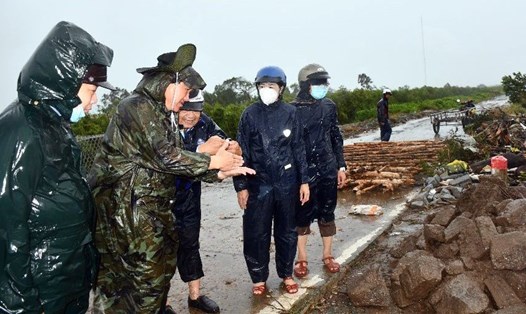 Phó Chủ tịch UBND tỉnh Cà Mau Lê Văn Sử kiểm tra hiên trường sạt lở đê biển Tây ngày 12.7. Ảnh: Hồng Nhung