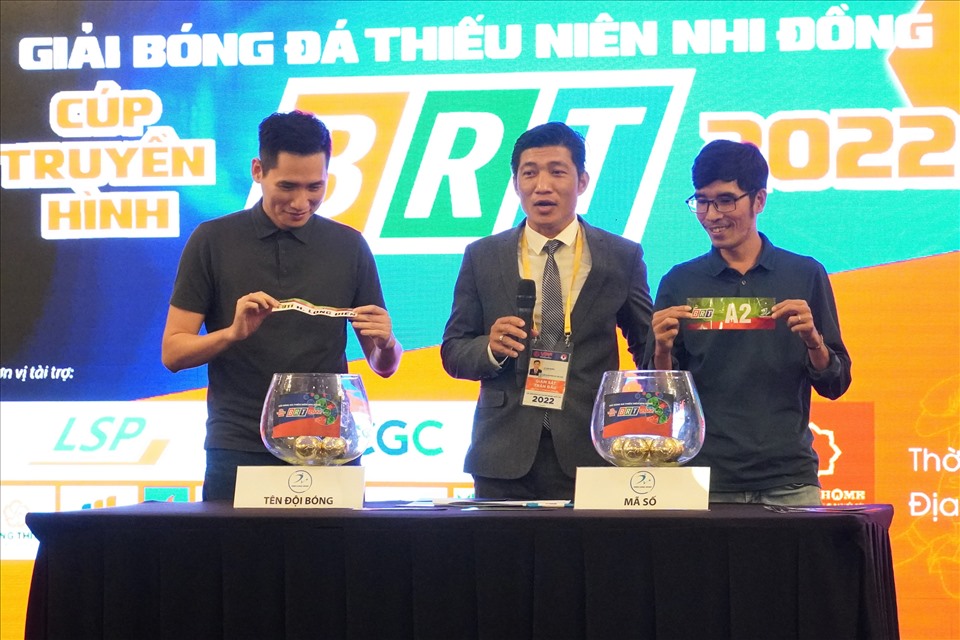 Bốc thăm thi đấu cho các đội U11 và U13 đại diện các huyện, thành phố tham gia vòng chung kết Giải bóng đá Cúp truyền hình BRT. Ảnh: T.A