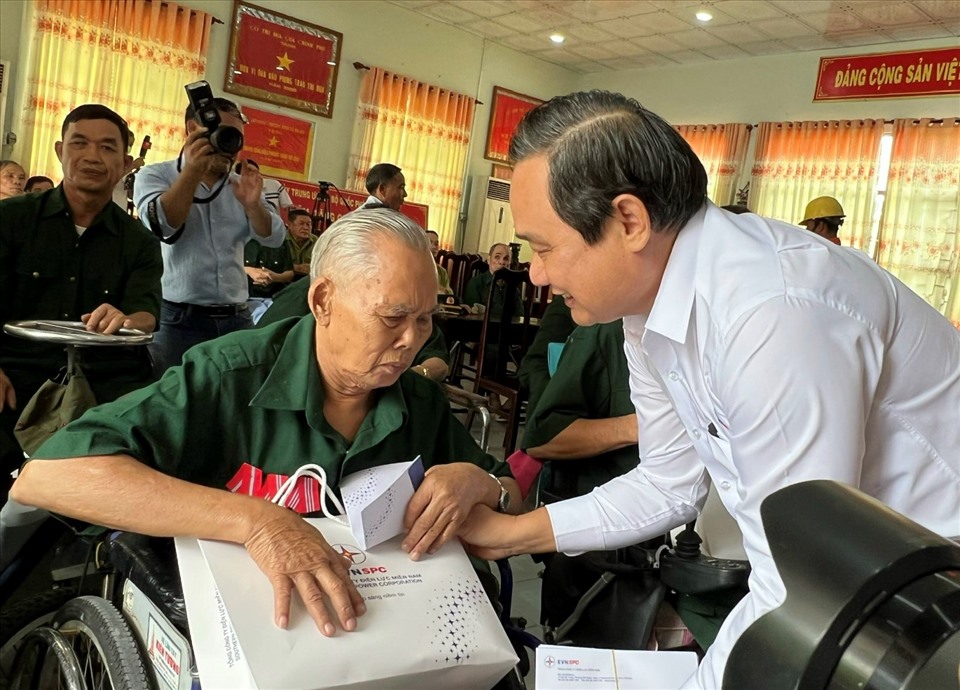 Chủ tịch Hội đồng thành viên EVNSPC Nguyễn Văn Hợp tặng quà các thương, bệnh binh tại Trung tâm điều dưỡng thương binh và người có công Long Đất. Ảnh: EVNSPC cung cấp