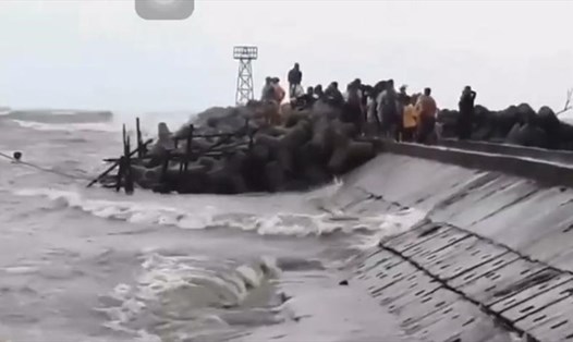 Các lực lượng và bà con ngư dân vẫn đang cố gắng tìm kiếm người mất tích. Ảnh chụp từ video clip của người dân.