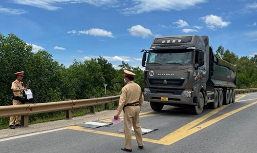 Lực lượng CSGT kiểm tra trọng tải xe có dấu hiệu vi phạm. Ảnh: CTV