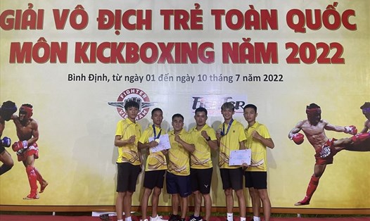 Tập thể huấn luyện viên và vận động viên đoàn Bình Dương tại giải vô địch trẻ Kick-boxing toàn quốc 2022. Ảnh: H.A