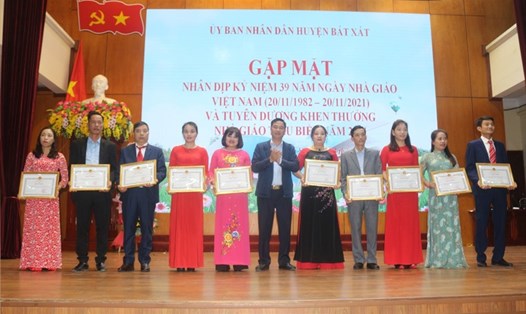 Ông Nguyễn Trung Triều – Bí thư Huyện ủy – Chủ tịch HĐND huyện trao Giấy khen cho các tập thể cá nhân có thành tích xuất sắc.