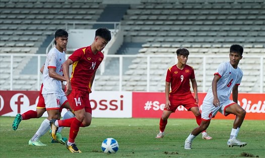 Huấn luyện viên U19 Malaysia đánh giá rất cao khả năng của Nguyễn Văn Trường - số 14 và Nguyễn Quốc Việt - số 9 bên phía U19 Việt Nam. Ảnh: VFF