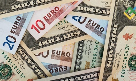 Đồng USD lần đầu tiên mạnh hơn đồng Euro trong 20 năm. Ảnh: AFP