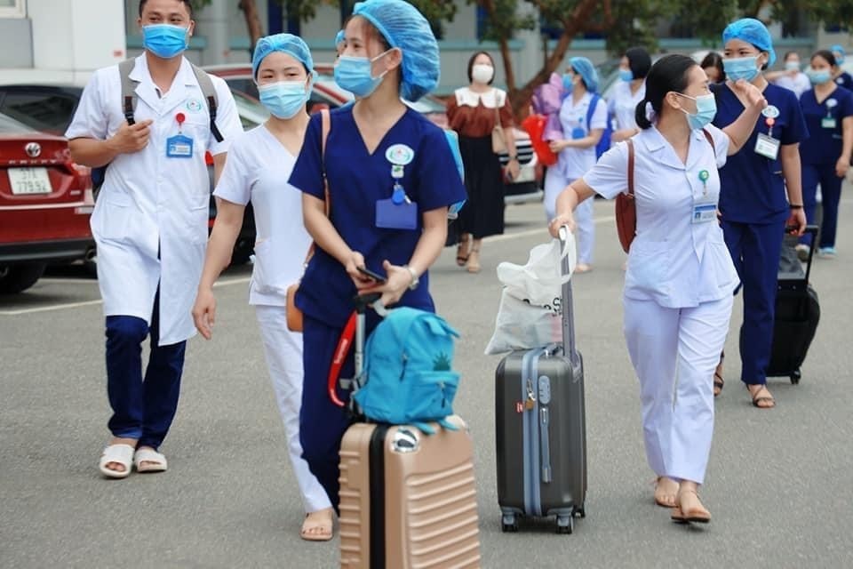 Nghệ An: 81 bác sĩ, nhân viên y tế công lập ra khỏi biên chế