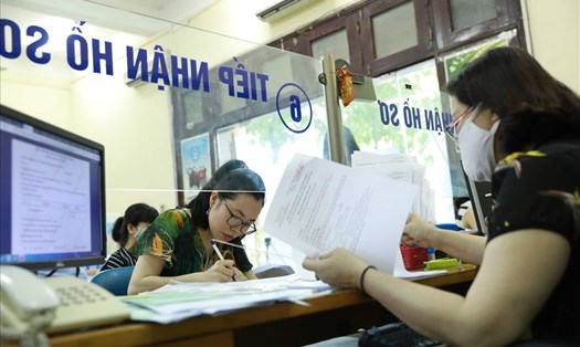 Người lao động giải quyết các thủ tục liên quan đến BHXH. Ảnh: Hải Nguyễn