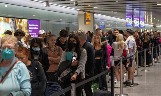 Sân bay Heathrow ở London, Anh luôn chật kín. Ảnh: AFP
