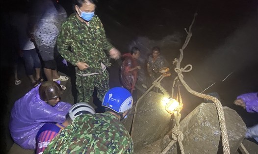 Các lực lượng và bà con ngư dân xuyên đêm tìm kiếm 2 người mất tích vụ chìm tàu lưới ghẹ ở Phú Quốc. Ảnh: BĐBP