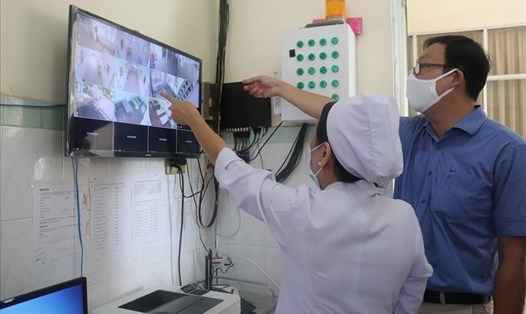 Các y bác sĩ bệnh viện tại Đồng Nai giám sát điều trị COVID-19 qua hệ thống camera. Ảnh: Hà Anh Chiến