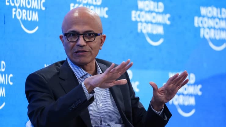 Giám đốc điều hành của Microsoft Corp., Satya Nadella phát biểu trong một phiên hội thảo của Diễn đàn Kinh tế Thế giới ở Davos, Thụy Sĩ. Ảnh chụp màn hình