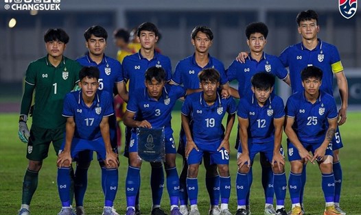 U19 Thái Lan đối đầu U19 Lào ở bán kết U19 Đông Nam Á 2022. Ảnh: Changsuek.