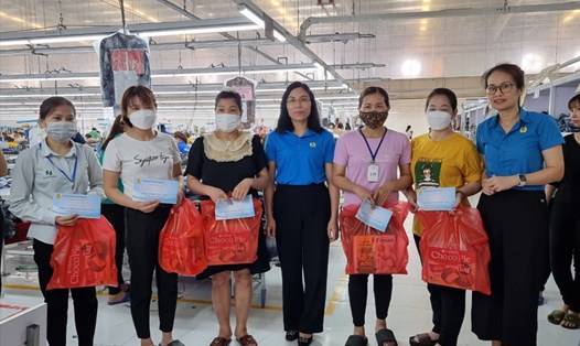 Đoàn công tác Công đoàn Khu Kinh tế Đông Nam Nghệ An trao tã cho nữ công nhân, đoàn viên công đoàn đang làm việc tại Khu công nghiệp VSIP. Ảnh: QĐ