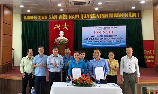 Liên đoàn Lao động thành phố Tam Kỳ và UBND thành phố Tam Kỳ, tỉnh Quảng Nam ký kết phối hợp giai đoạn 2022-2026. Ảnh: Lan Duyên