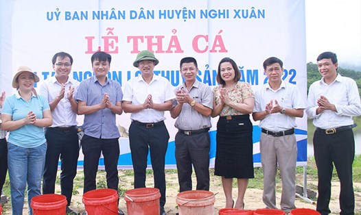 Lãnh đạo huyện Nghi Xuân chuẩn bị thả cá để tái tạo nguồn lợi thủy sản. Ảnh: Đức Đồng.
