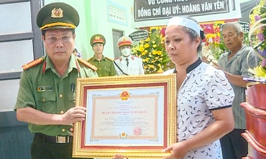 Lãnh đạo Công an Khánh Hòa,  trao tặng Huân chương Bảo vệ Tổ quốc hạng Ba cho gia đình đại úy Yên.