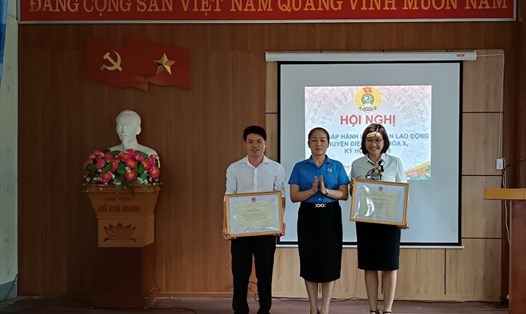 Bà Lầu Thị Thanh Hương - Phó Chủ tịch Thường trực trao Bằng khen của Tổng Liên đoàn Lao động Việt Nam cho 2 tập thể.