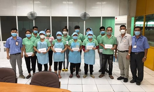 Công đoàn cơ sở Công ty TNHH Hwaseung Vina trao hỗ trợ cho đoàn viên lao động. (Hình minh hoạ). Ảnh: Hà Anh Chiến