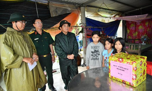 Bộ CHQS tỉnh Kiên Giang đến thăm, tặng quà các hộ dân bị thiệt hại do thiên tai gây ra. Ảnh: PV