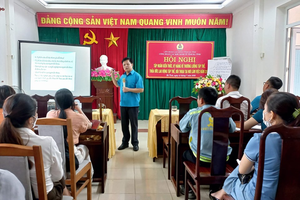 Ông Lê Văn Chí - Trưởng ban Chính sách pháp luật LĐLĐ tỉnh Hà Tĩnh truyền đạt kiến thức tại buổi tập huấn. Ảnh: CĐ.