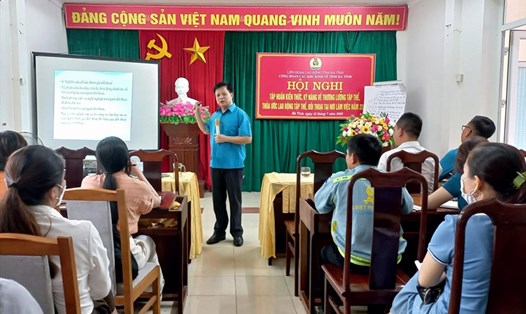 Ông Lê Văn Chí - Trưởng ban Chính sách pháp luật LĐLĐ tỉnh Hà Tĩnh truyền đạt kiến thức tại buổi tập huấn. Ảnh: CĐ.