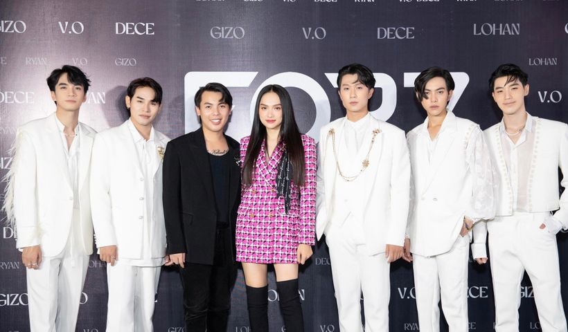 Hoa hậu Hương Giang đến ủng hộ nhóm nhạc có học trò tham gia. Ảnh: NSCC.