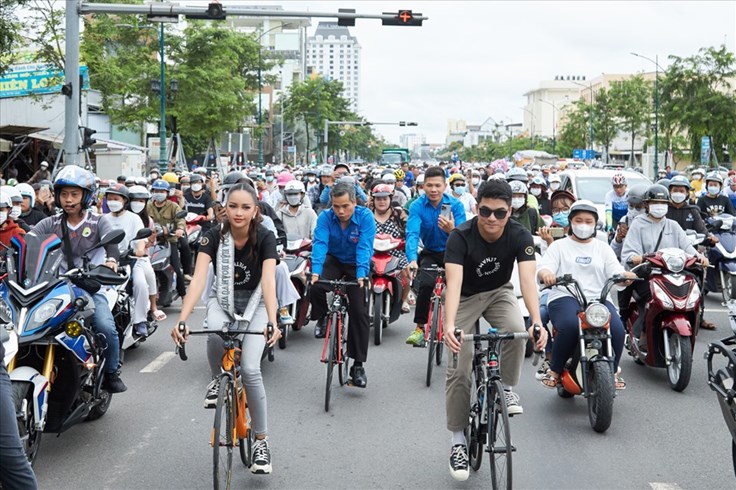 Hoa hậu Ngọc Châu diễu hành bằng xe đạp, tuyên truyền bảo vệ môi trường