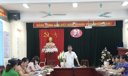 Chủ tịch Liên đoàn Lao động huyện Thạch Thất Nguyễn Văn Toàn phát biểu tại buổi kiểm tra Công đoàn trường Tiểu học Hương Ngải. Ảnh: CĐH