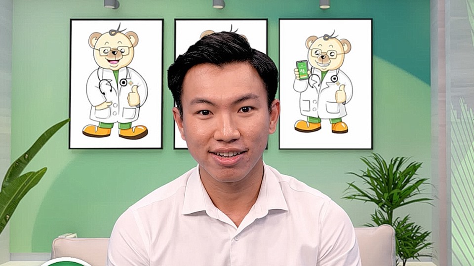 Bác sĩ Minh chỉ cách điều trị viêm loét dạ dày thực quản do vi khuẩn H.P. Ảnh: CTCC.