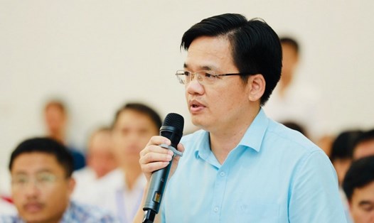 Ông Bùi Văn Hưng - Phó Giám đốc Sở LĐ&TBXH Nghệ An giải trình về việc chậm hỗ trợ tiền thuê trọ cho người lao động. Ảnh: HC