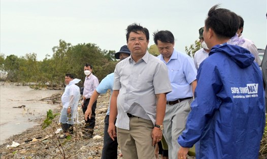 Bí thư Tỉnh ủy Cà Mau Nguyễn Tiến hải kiểm tra đê biển Tây bị sạt lở chiều ngày 13.7. Ảnh: Nhật Hồ