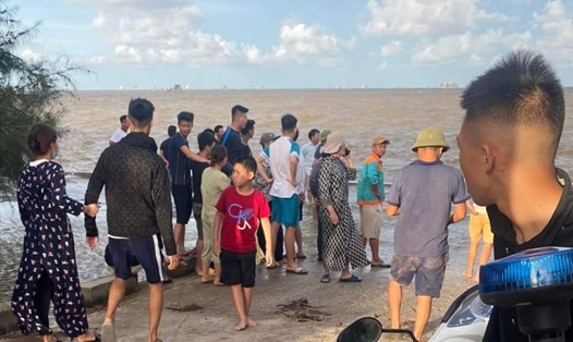 Lực lượng chức năng cùng người dân tổ chức tìm kiếm nam sinh mất tích do đuối nước tại Thái Bình. Ảnh: CTV