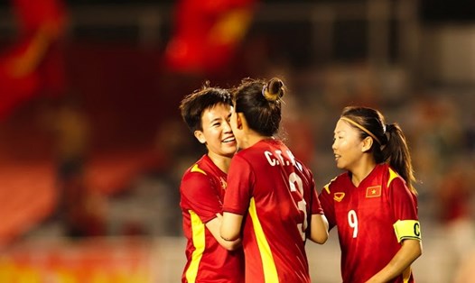 Huấn luyện viên Mai Đức Chung cho rằng trời không mưa đã giúp đội tuyển nữ Việt Nam  có chiến thắng đầy bất ngờ 4-0 trước tuyển nữ Myanmar tại AFF Cup nữ 2022. Ảnh:VFF