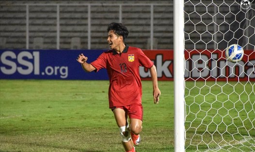 Peeter Phanthavong cùng các đồng đội tại U19 Lào đã tạo nên cú sốc lớn nhất tại Giải U19 Đông Nam Á 2022. Ảnh: LFF