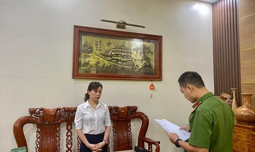 Cơ quan Công an đọc lệnh bắt tạm giam đối với Hoàng Thị Xuyến - Giám đốc Ban quản lý dự án đầu tư, xây dựng huyện Bảo Lạc. Ảnh: CACB