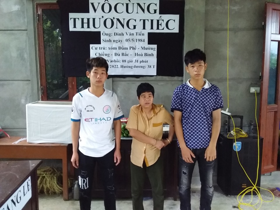 Hai đứa con trai đang tuổi "ăn chưa no, lo chưa tới" và chị gái không được bình thường của anh Đinh Văn Tiến. Ảnh: GĐCC
