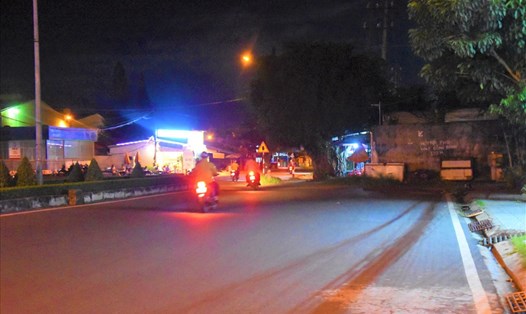 Đoạn km7 của Quốc lộ 91 (TP.Cần Thơ) ban đêm không có đèn chiếu sáng, tiềm ẩn nguy cơ mất an toàn giao thông. Ảnh: Th.N