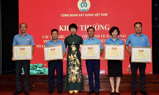 Bà Nguyễn Thị Thủy Lệ - Chủ tịch CĐXDVN (thứ 3 từ trái qua) trao Bằng khen cho các tập thể.