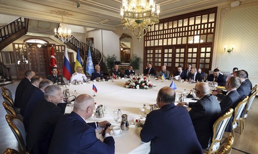 Phái đoàn Nga, Ukraina, Thổ Nhĩ Kỳ và Liên Hợp Quốc đàm phán hôm 13.7. Ảnh: AP