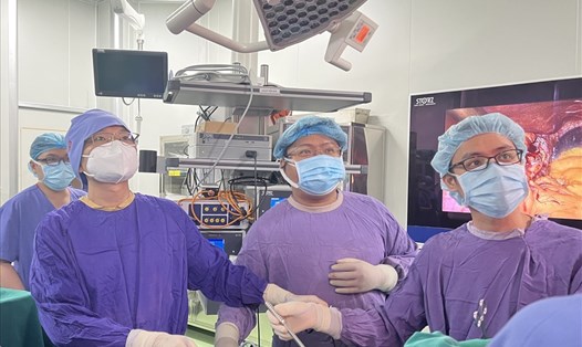 Các bác sĩ Bệnh viện Hữu nghị Việt Đức phẫu thuật cho người bệnh. Ảnh: BVCC